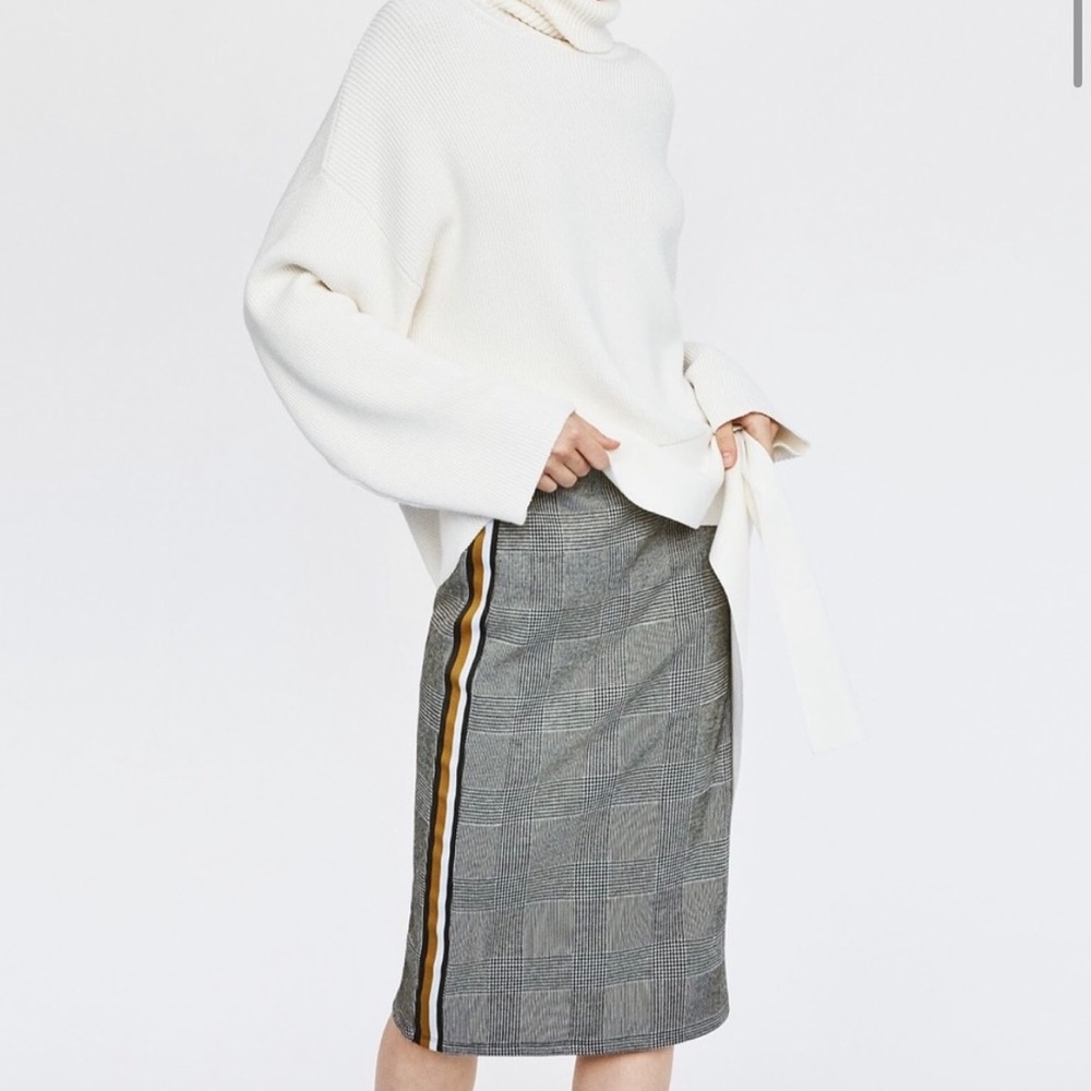 ZARA | pencil skirt in houndstooth with a black/white/gold side stripe size L